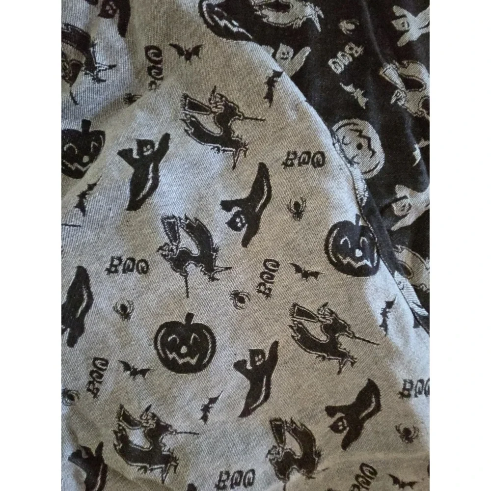 Hallowe4n Tablecloth Black White Gray Reversible 86x60